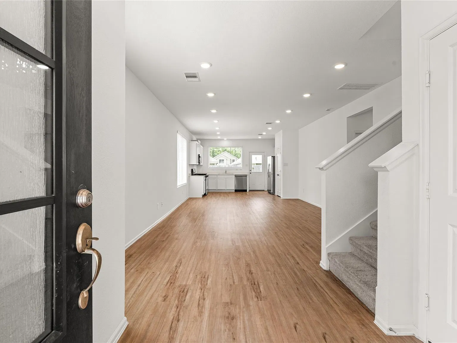 4 bed, 2.5 bath, 1875 sqft, $2,000 — Photo 2