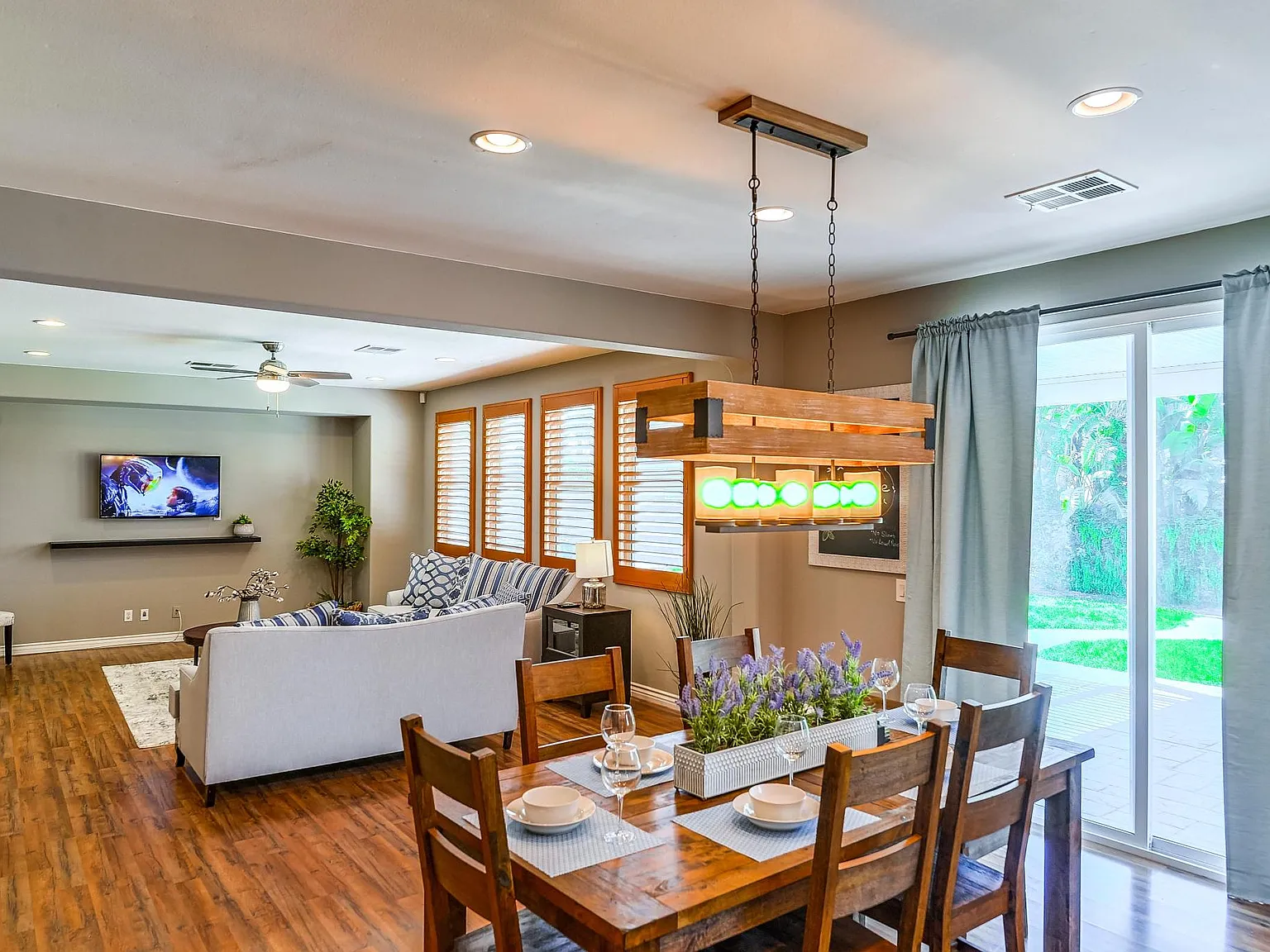 5 bed, 4.5 bath, 4722 sqft, $7,600 — Photo 2