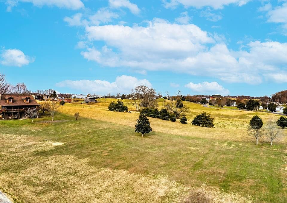 1st image of Circle Lake Dr