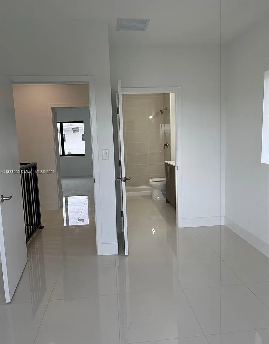 5 bed, 4.5 bath, 2281 sqft, $3,000 — Photo 3