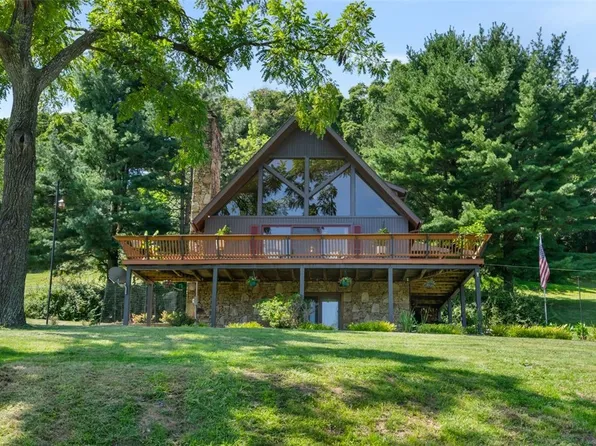 4000 Garden Grove Ln, Jeannette, PA 15644