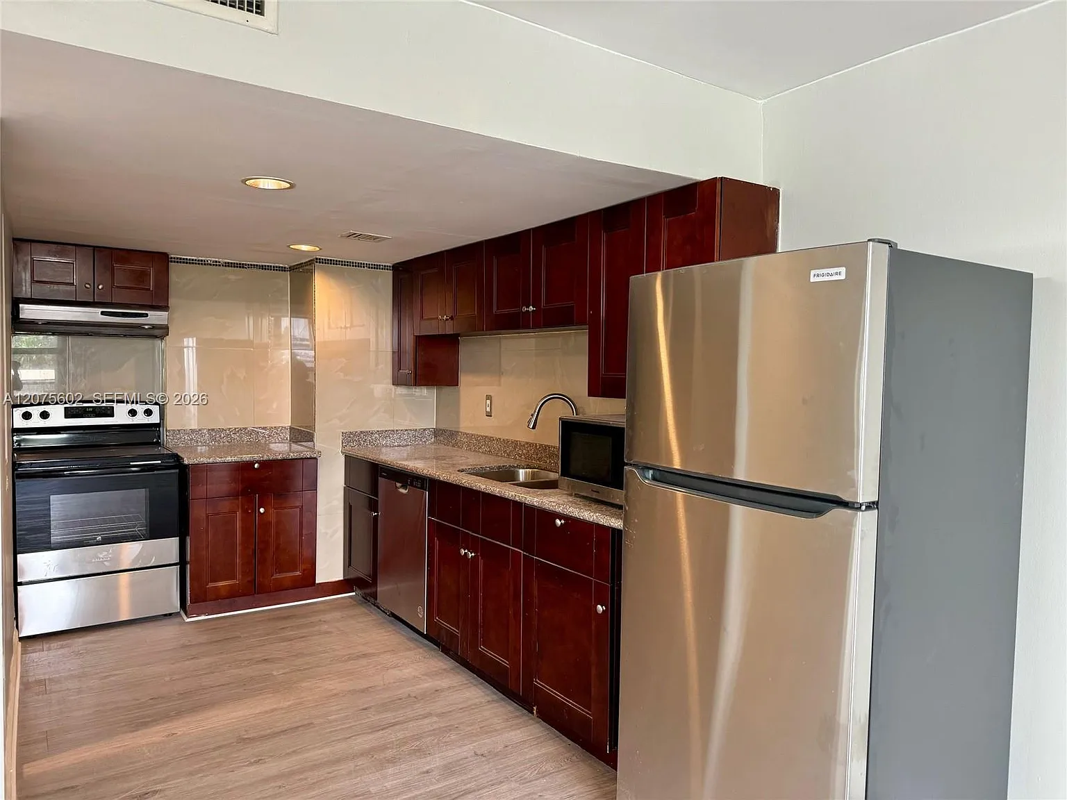 Cristal Shores Condo — Photo 4