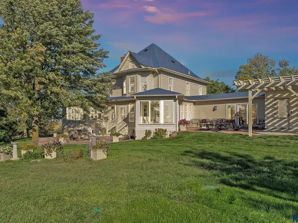 6285 Dakota Ave, Madison, SD 57042