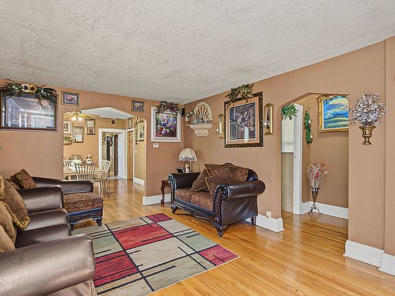 3rd image of 10414 S Ewing Ave