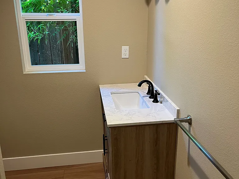 405 Hackberry Ave — Photo 5