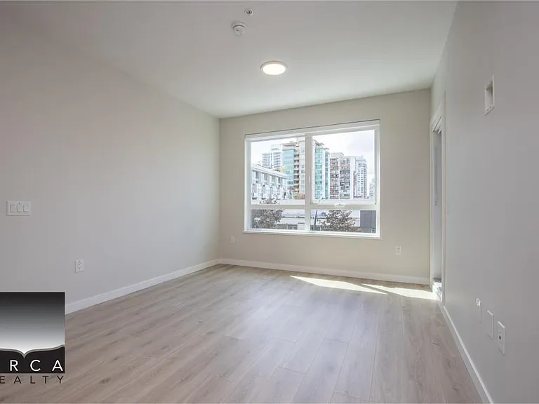 110 W 17th St #302 — Photo 3