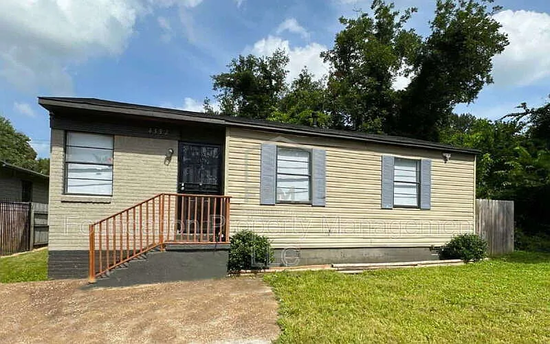 3 bed, 1.0 bath, 839 sqft, $975 — Photo 1