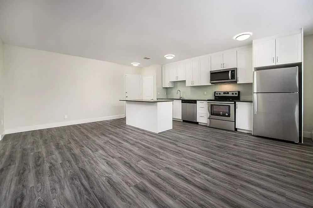 2893 St. Clair Ave. E — Photo 2