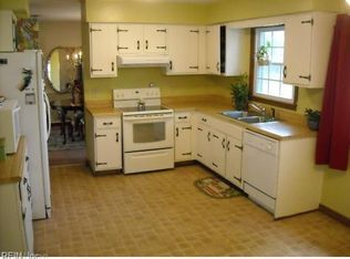 8 Bohnert Dr, Hampton, VA 23666