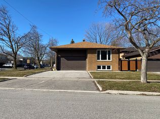 35 Robingrove Rd, Toronto, ON M2R 2Z8