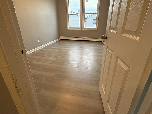 3rd image of 327 Danforth Ave APT 4