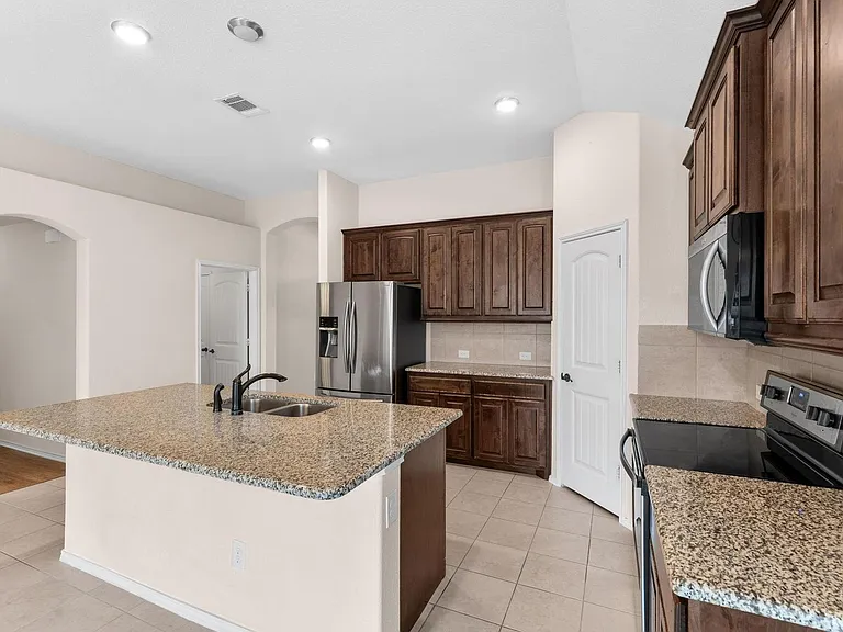 2120 Blakely Ct — Photo 9