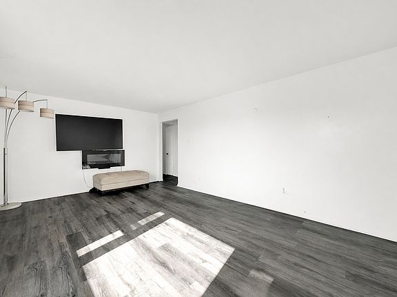 2nd image of 8020 S Pulaski Rd #3W