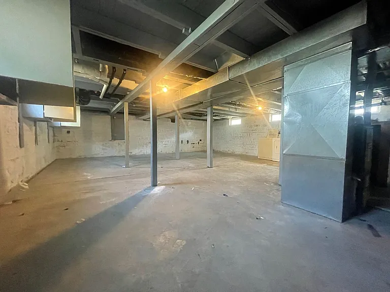 321 E College St — Photo 6
