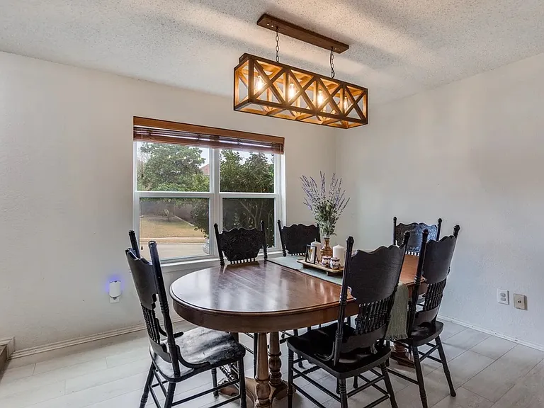 606 Bandera St — Photo 15