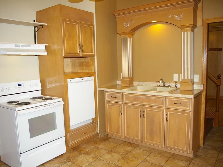 Kitchen-appliances included