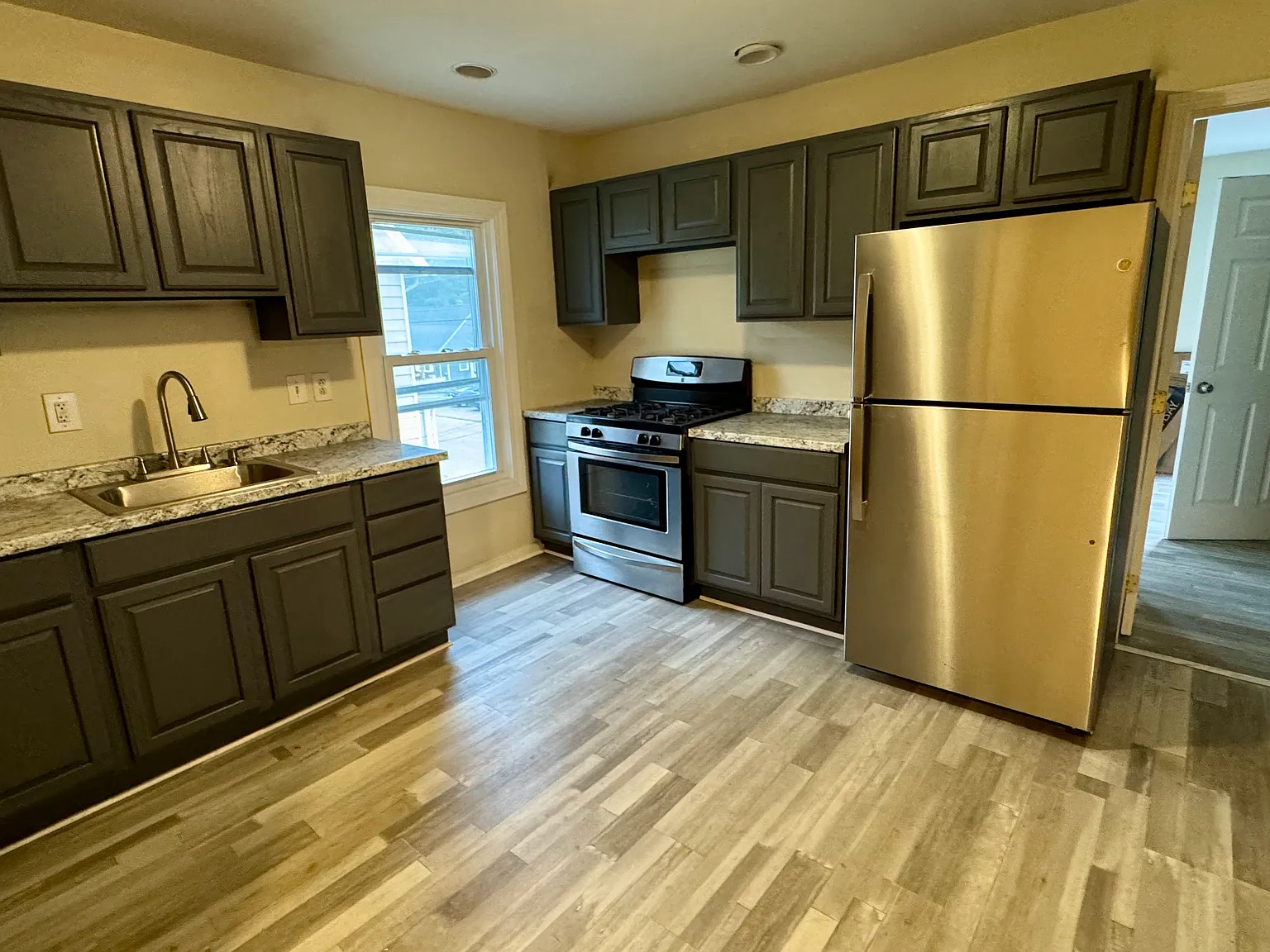 3 bed, 1200 sqft, $2,050 — Photo 2