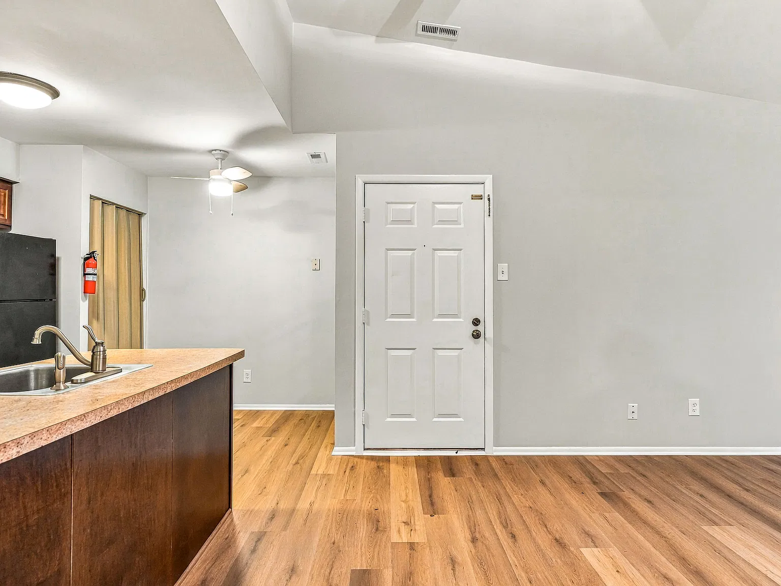 2 bed, 835 sqft, $1,900 — Photo 4