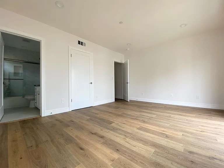 545 1/2 N Kingsley Dr — Photo 11