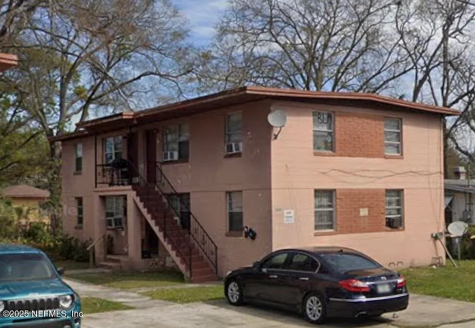2 bed, 1.0 bath, 2704 sqft, $745 — Photo 1