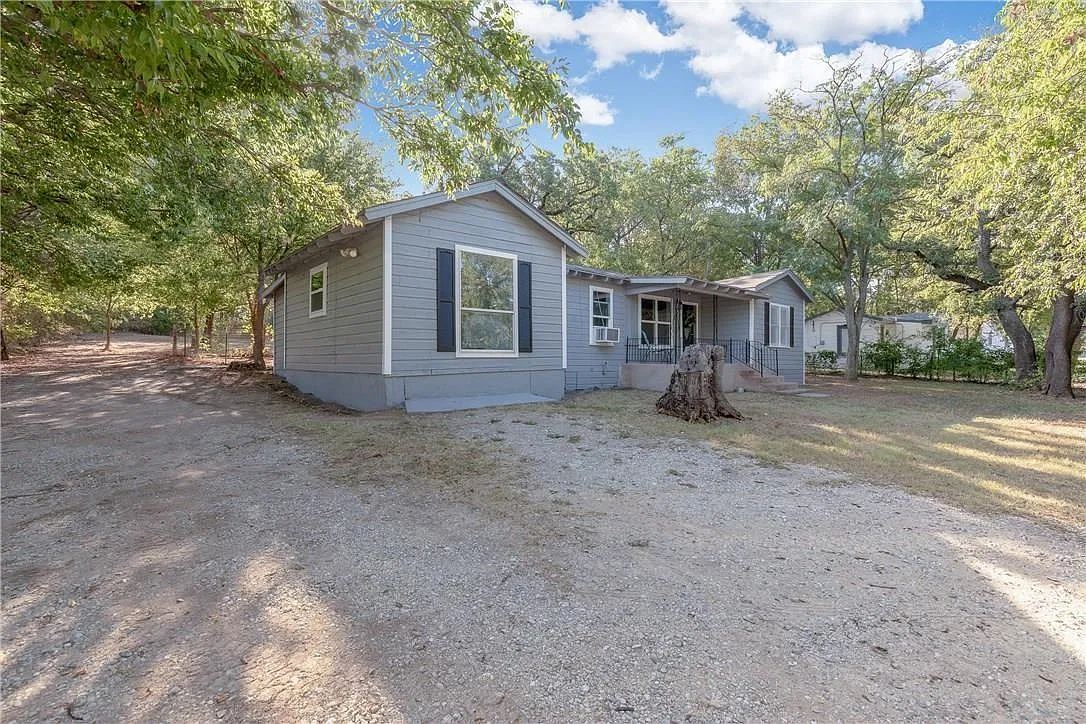 3 bed, 1256 sqft, $1,900 — Photo 3