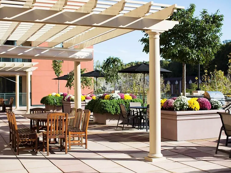 courtyard-pergula-table22