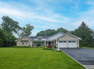 77 Crabapple Rd, Manhasset, NY 11030