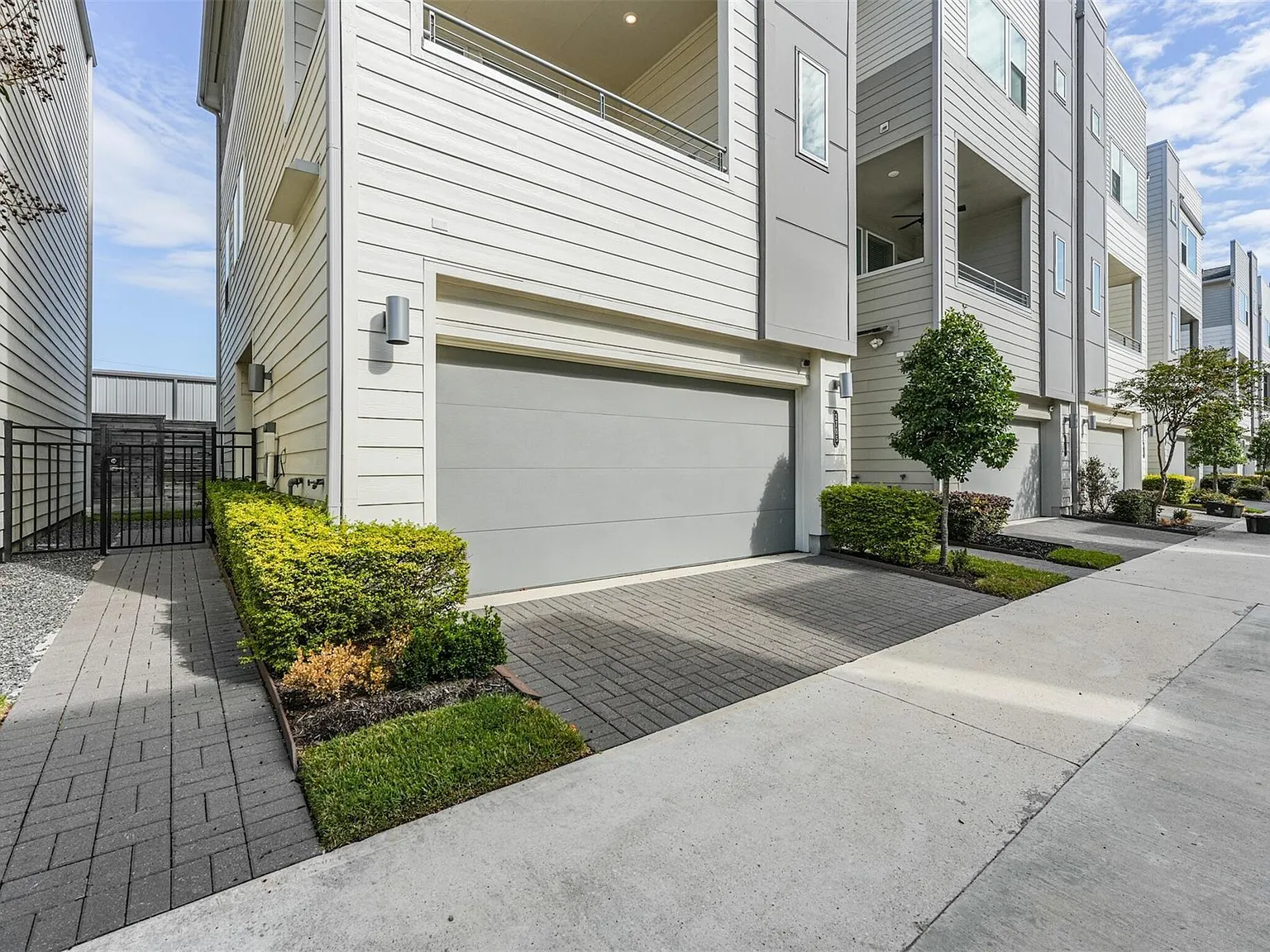 3 bed, 3.5 bath, 2232 sqft, $2,799 — Photo 3