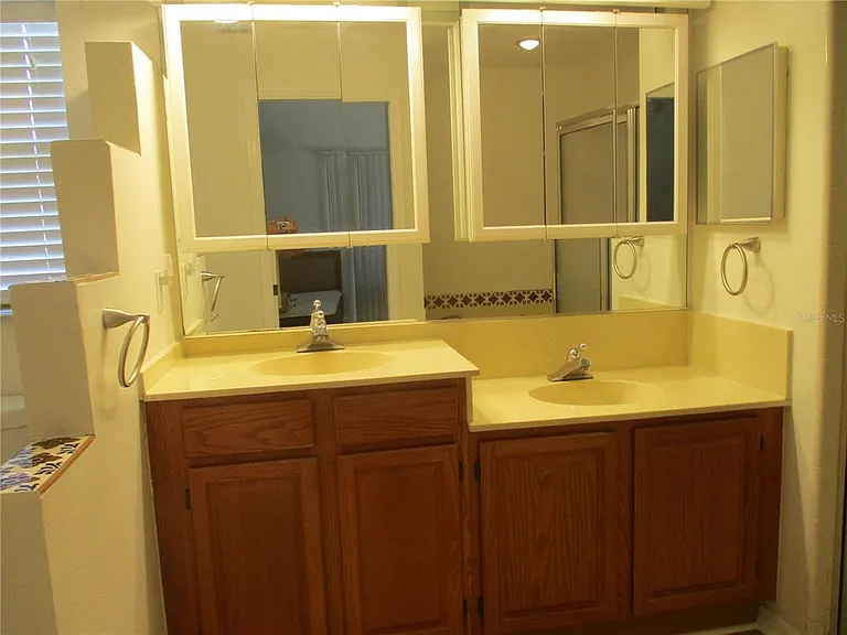 209 N Brockfield Dr — Photo 13