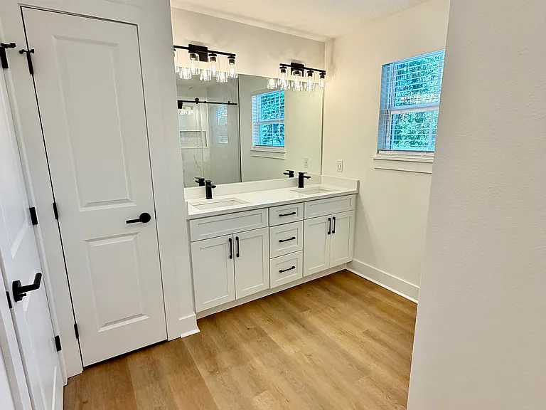 1219 E Esther St — Photo 8
