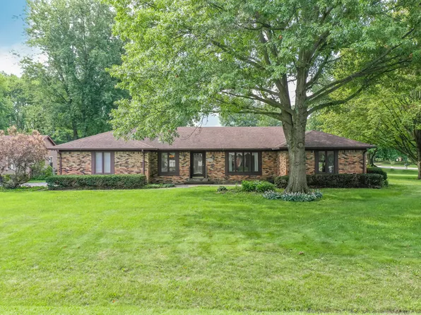 327 Woodland East Dr, Greenfield, IN 46140