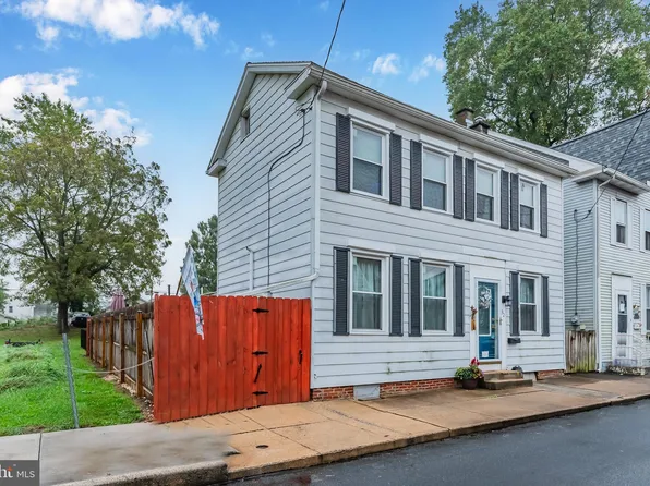 132 E Locust St, Mechanicsburg, PA 17055