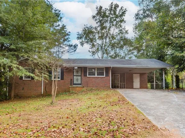 903 Longleaf Dr, Forest Park, GA 30297