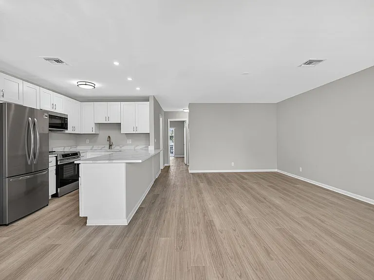 42 Easthampton B — Photo 1
