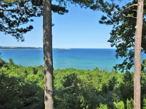 3 Vantage Pointe Gln, Glen Arbor, MI 49636