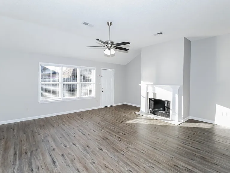 1655 Torrington Dr — Photo 5
