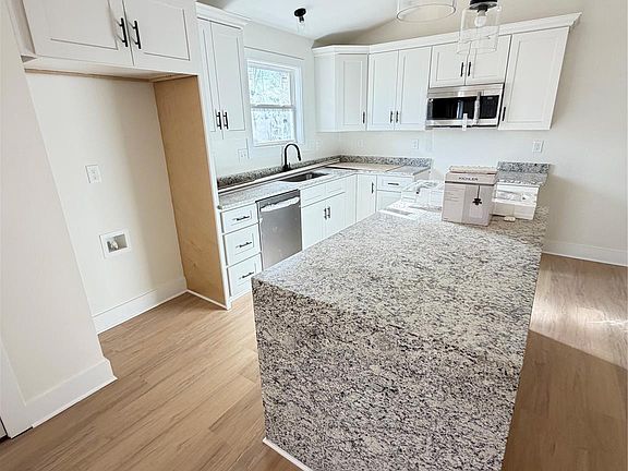 3rd image of 1211 Summerhill St