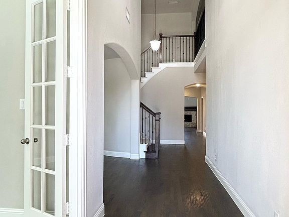 2nd image of 16109 Benbrook Blvd