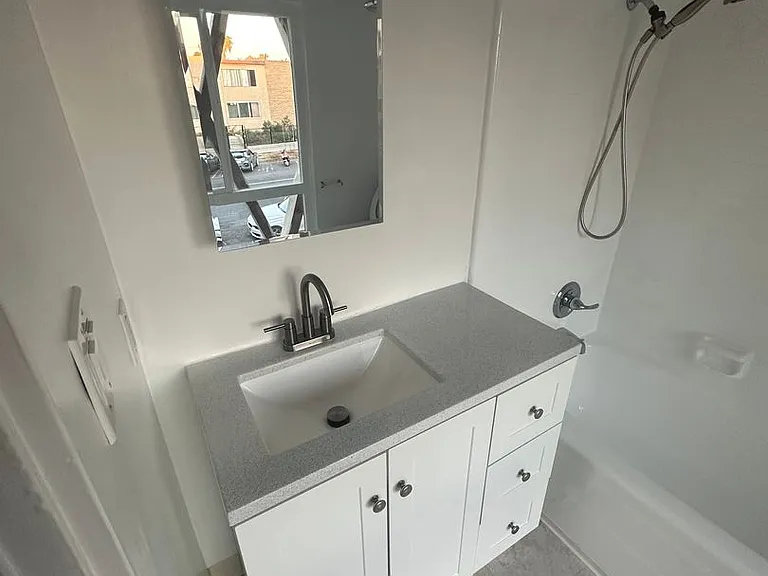 511 N Kenmore — Photo 6