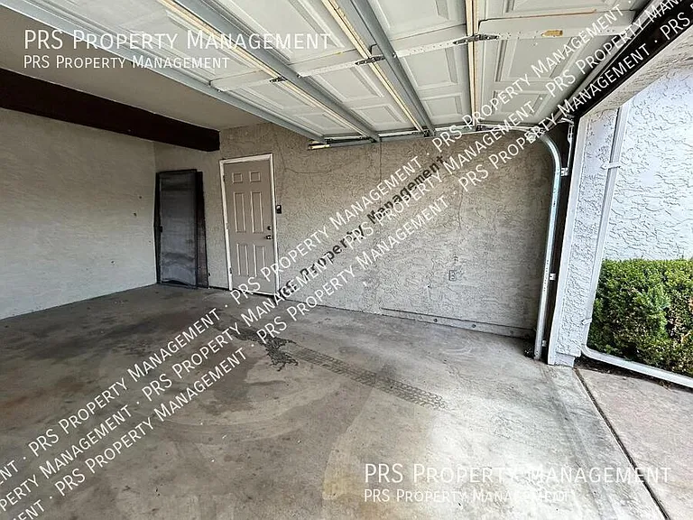 329 E Ambassador Dr — Photo 46