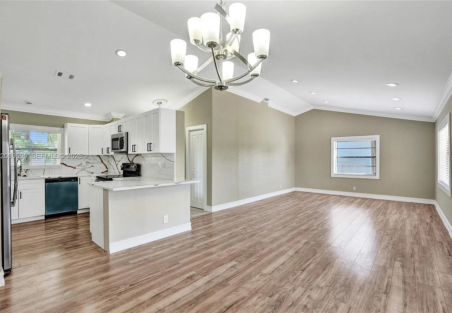 8204 SW 12th St — Photo 3