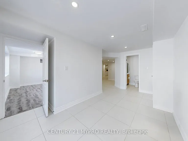 13 Manor Glen Cres #BASEMENT — Photo 3
