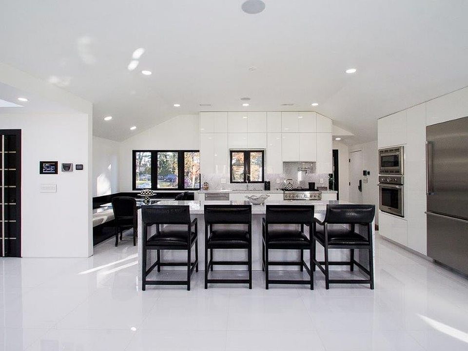 1st image of 8 Knolls Dr