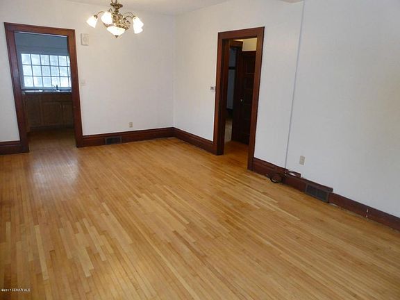 5th image of 427 W Bridge St