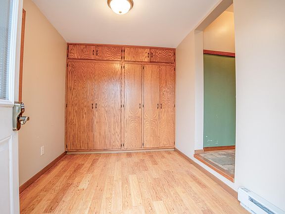 4th image of 122 1st Ave NE