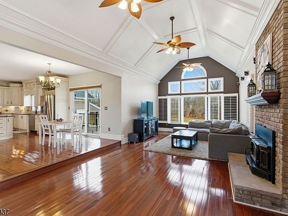 5th image of 8 Spring Hunter Ct