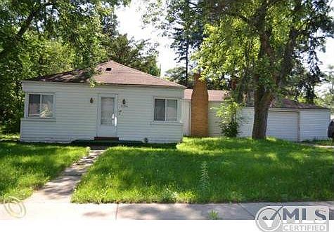 Front Exterior with Large Yard