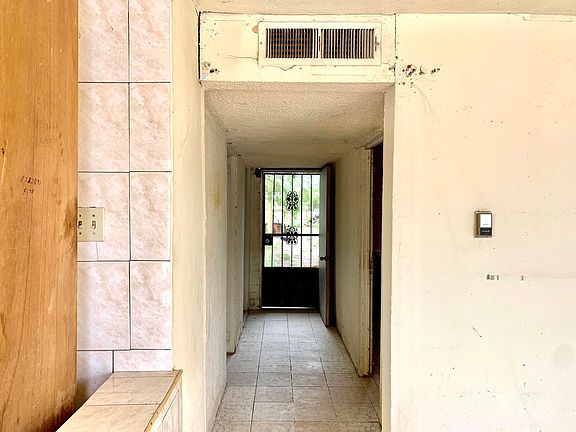 3rd image of 1016 Gladiola Dr