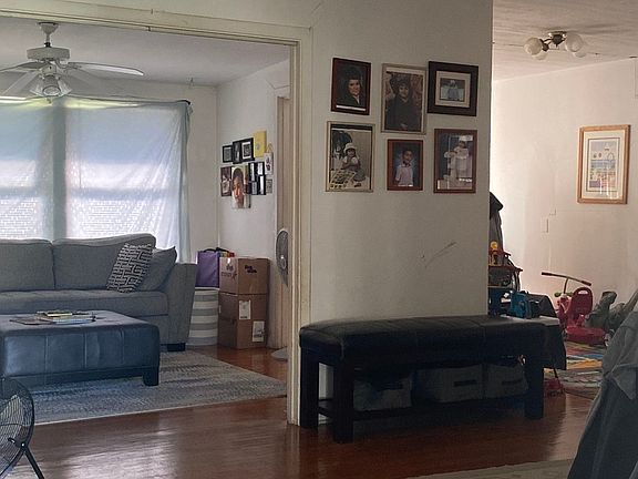 3rd image of 618 SANTA MONICA ST