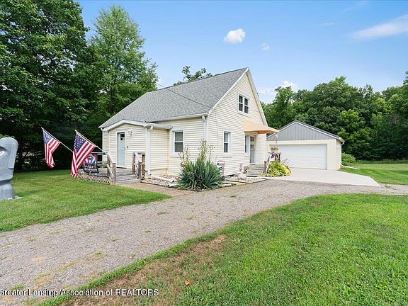 3rd image of 3265 Island Hwy